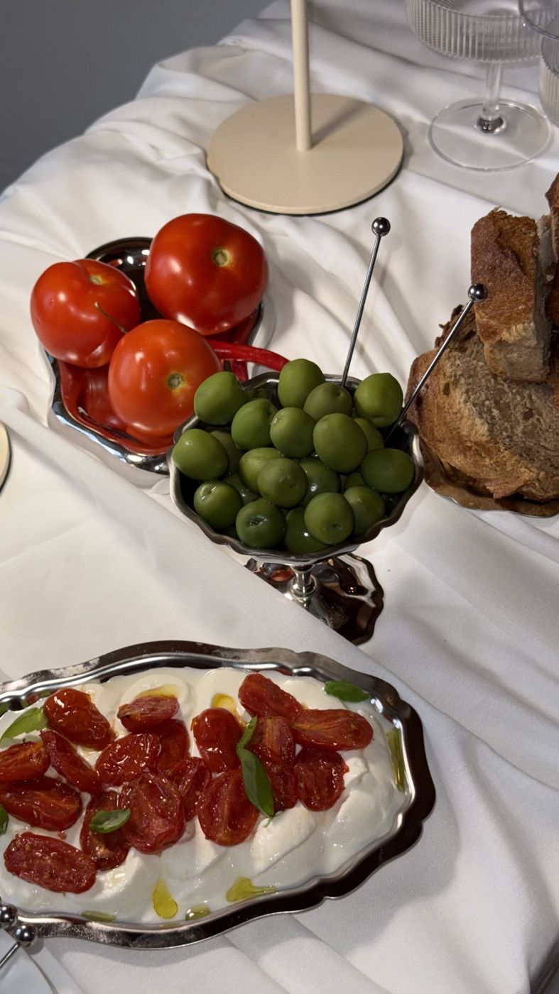 Tomaten, Oliven und Antipasti