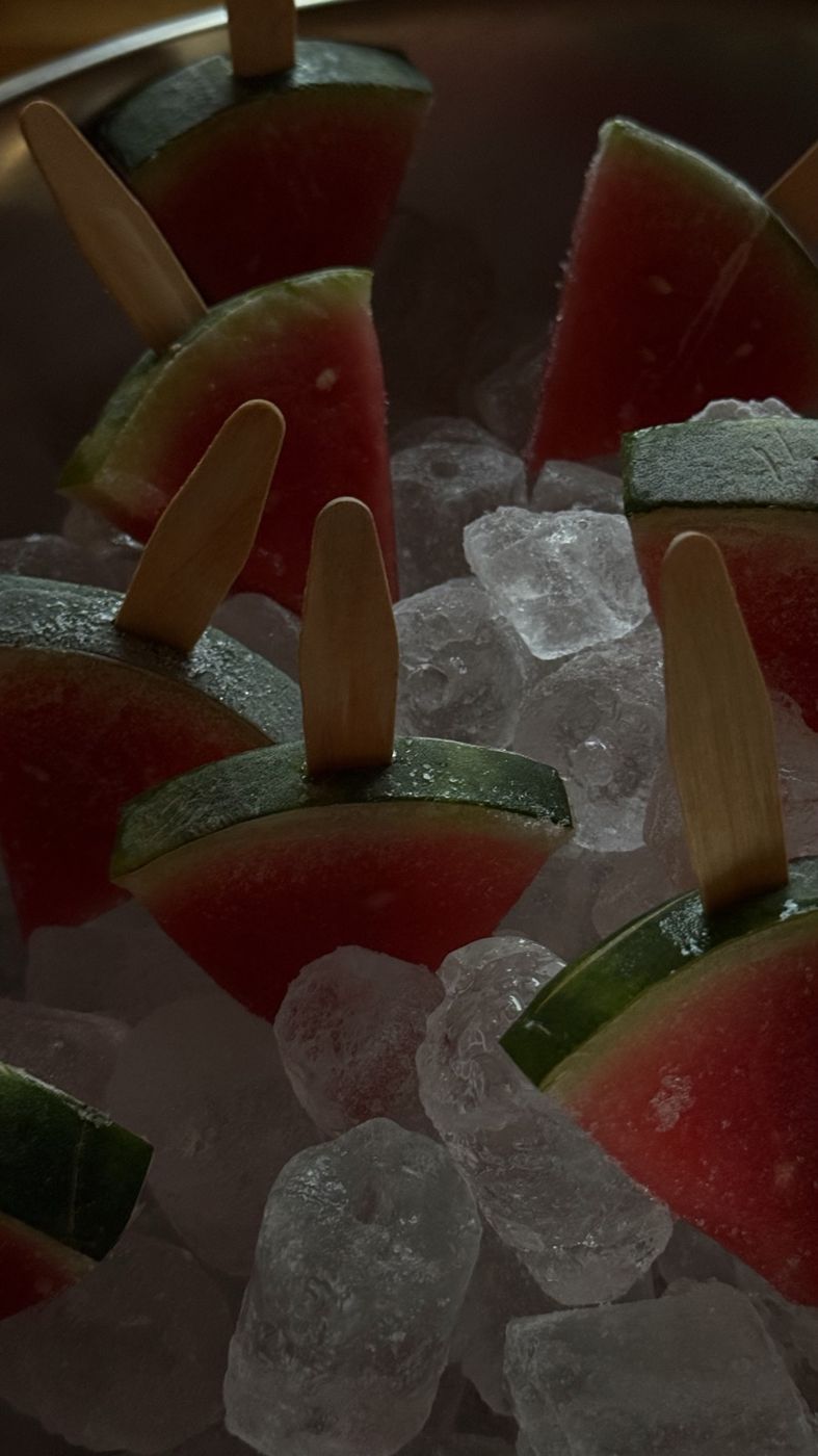 Wassermelone am Stiel auf Eis