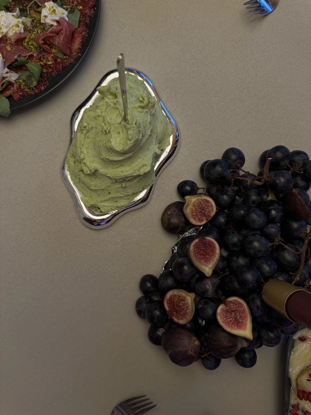 Grüner Dip mit Feigen und Trauben