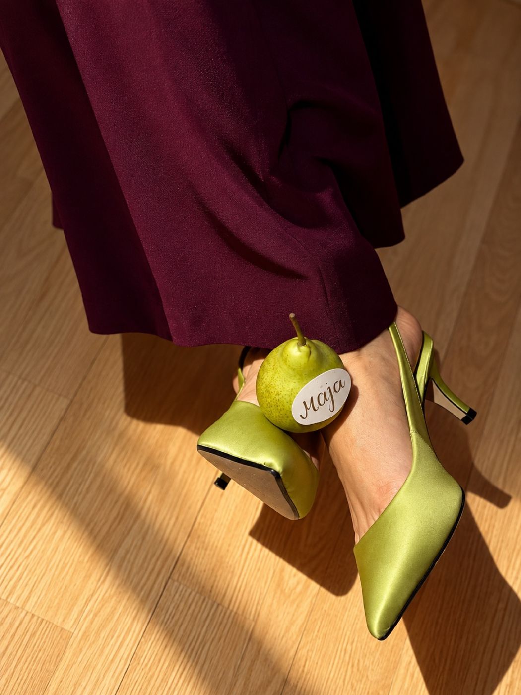 Grüne Schuhe und eine Birne mit Namen